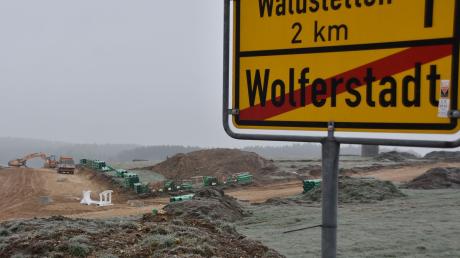 Blick auf das neue Baugebiet in Wolferstadt, hier am Beginn der Erschließungsarbeiten Ende 2022.