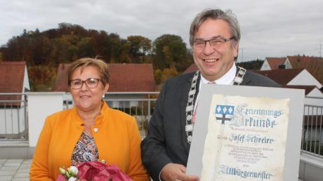 Altbürgermeister Josef Schreier – hier bei seiner Ernennung 2021 mit Ehefrau Elisabeth – will in Schiltberg eine Kapelle bauen. 