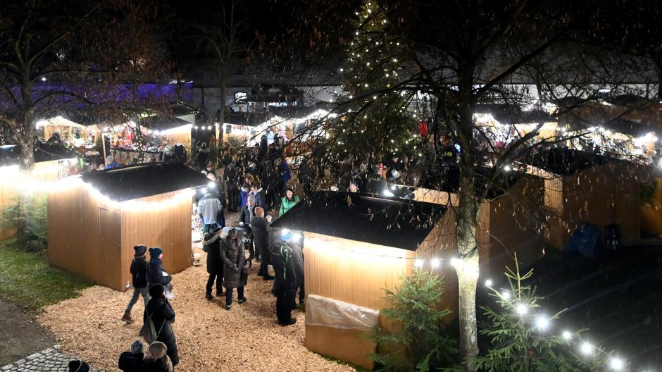 Kunsthandwerk und allerlei zum Naschen zog die Besucher zum Weihnachtsmarkt nach Oberschönenfeld.