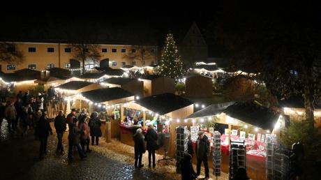 Der Klassiker unter den Weihnachtsmärkten im Augsburger Land schlechthin ist jener in Oberschönenfeld. Er findet in diesem Jahr wieder am dritten Adventswochenende statt. Im vergangenen Jahr gab es zu diesem Termin sogar ein paar Schneeflocken.
