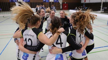 Ausgelassen bejubelten die Hochzoller Volleyballerinnen ihren Erfolg gegen den VCO Dresden. Erstmals sind sie in der kompletten Vorrunde der Dritten Liga Ost ungeschlagen geblieben und haben auch die Rückrunde mit einem Erfolg gegen Markkleeberg begonnen.