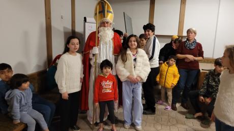 Es war ihr allererster Kontakt mit dem Nikolaus: Flüchtlingskinder aus Afghanistan und Syrien bekamen im ehemaligen Unterelchinger Gasthof Adler Besuch.