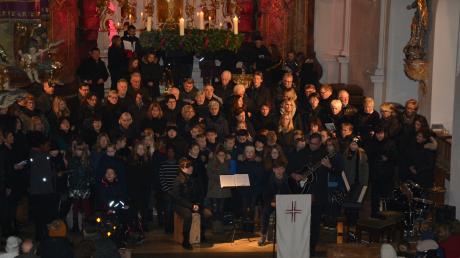 In harmonischem Zusammenwirken entfalteten der Lions-Projektchor, der  Schulchor und die Chorgemeinschaft St. Martin Winterrieden ein eindrucksvolles Klangvolumen.