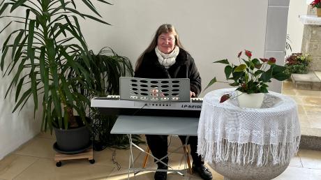 Pfarrerin Karin Schedler in der Hürnheimer Kirche. Dort könnte das Klavier stehen.