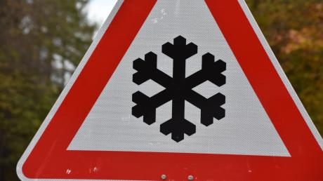 Auf schneeglatter Straße ist nahe Baierfeld eine Autofahrerin verunglückt.