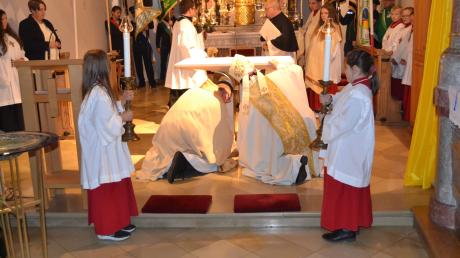 Altarweihe in Baiershofen
Bischof Dr. Bertram Meier und Dekan Thomas Pfefferer fügen die Reliquien des Heiligen Bonifatius und des seliggesprochenen Carlo Acutis ein.