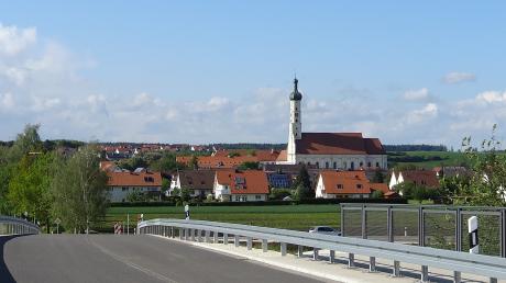 Die Gemeinde Medlingen (im Hintergrund die Stiftskirche Obermedlingen) hat mit der Umgehung (hier eine Brücke über die B492) eine optimale Verkehrsanbindung an die A7. 