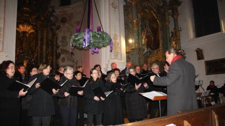 Der Kammerchor Schwabmünchen (Bild) und das Ensemble Vielsaitig ergänzten sich beim Adventskonzert hervorragend.
