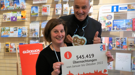 Über hohe Übernachtungszahlen in Günzburg freuen sich die Leiterin der Tourist-Information Günzburg-Leipheim Anja Hauke und Oberbürgermeister Gerhard Jauernig.