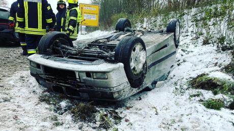 Dieses Auto hat sich am Mittwochnachmittag auf der schneeglatten B2 bei Asbach-Bäumenheim überschlagen. Der Fahrer erlitt Verletzungen.