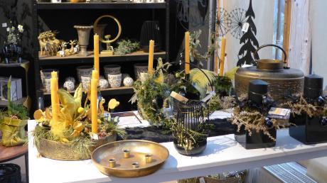 Schwarz-Gold-Honig-Kombinationen liegen in diesem Jahr an Weihnachten im Trend, wie die Weihnachtsausstellung der Gärntnerei Dumbsky in Hechenwang zeigt. 