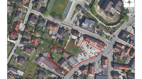 Hier an der Dillinger Straße in Wertingen will Ulrich Reitenberger ein Wohn- und Geschäftshaus bauen. Die Aufstellung eines Bebauungsplans (rot eingegrenzt) hat der Stadtrat jetzt beschlossen. 