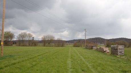 Eine Stromleitung quert das Rothtal zwischen Unterroth und Oberroth und bildet Anreiz zum Bau von Photovoltaikanlagen in beiden Kommunen. Die erste davon ist schon fertiggestellt.