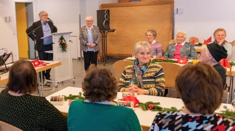 Frohe Stunden erlebten die Seniorinnen und Senioren bei der Adventsfeier des Altenwerks Wertingen.