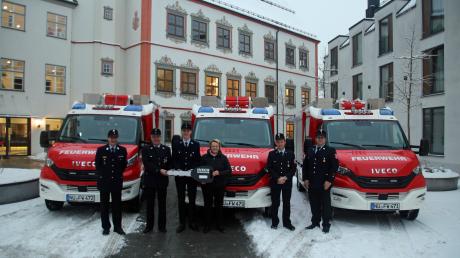 Dritte Bürgermeisterin Jutta Kempter überreichte die Fahrzeuge an die Vertreter der Feuerwehren. Von links: Matthias Thuro (Weißenhorn), Fridolin Mayer (Biberachzell), Robin Steck und Andreas Kast (Bubenhausen) sowie Andreas Purr (Attenhofen).