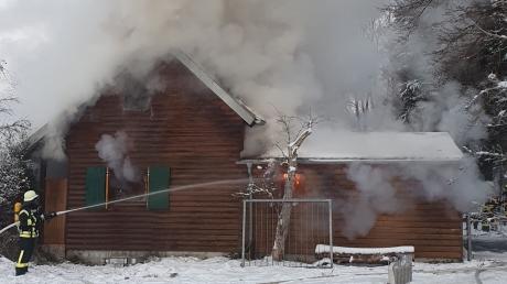Im Affinger Ortsteil Mühlhausen brannte am Samstagvormittag ein Wochenendhaus aus. Es kam zu einer starken Rauchentwicklung. Die Polizei empfahl der Bevölkerung, Fenster und Türen geschlossen zu halten.