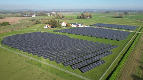 Der Strom, der in diesem Solarpark an der Hubelschwaige (Gemeinde Tapfheim) erzeugt wird, fließt direkt ins Werk von Airbus Helicopters in Donauwörth.