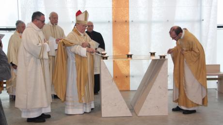 Bischof Betram Meier (links) und Pfarrer Thomas Demel entzünden den Weihrauch am Altar.