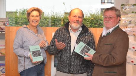 Toni Silbernagl (Mitte, im Bild mit der Buchhändlerin Stefanie Bertram-Kempf und Verleger Josef Bauer) hat ein Buch über die Zeit am Lechrain von den 60er- bis 80-Jahren geschrieben.