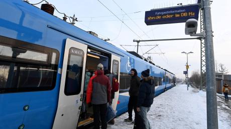 Schnee und Eis machen den modernen Zügen von Siemens, die für Go-Ahead unterwegs sind, zu schaffen. Immer noch kommen Hunderte Schülerinnen und Schüler zu spät zum Unterricht.