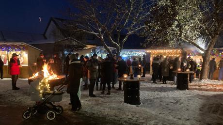 Um die Feuerschale beim Weihnachtsmarkt in Eisingersdorf scharten sich im Vorjahr immer wieder Besucherinnen und Besucher, um sich aufzuwärmen.