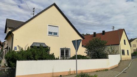 Diese beiden Häuser an der Georgistraße/Zieglerstraße hat die Gemeinde Burgheim gekauft. Auf den Grundstücken soll eine Tagespflege und ein betreutes Wohnen entstehen.