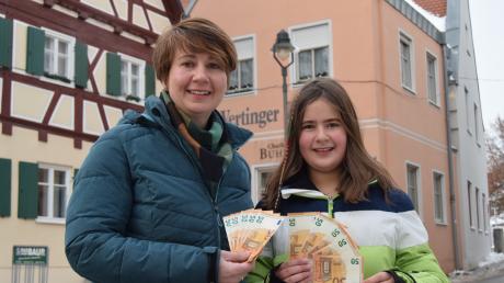 Doris Geh und ihre Tochter Stefanie haben bei der Wertinger Zeitung eine Spende in Höhe von 500 Euro für die Kartei der Not übergeben.
