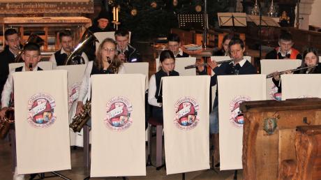 Das Orchester des Musikvereins Hollenbach-Inchenhofen veranstaltete in der Inchenhofener Wallfahrtskirche ein Weihnachtskonzert. Rund 140 Zuhörerinnen und Zuhörer kamen.