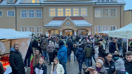Nach langer Zeit gab es wieder einen Weihnachtsmarkt an der Dießener Carl-Orff-Schule. Es kamen über 1500 Besucherinnen und Besucher.
