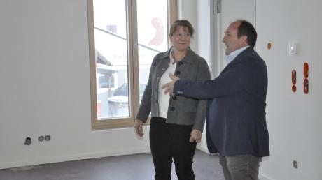 Bürgermeister Walter Grob und Hausärztin Dr. Rita Mallison schauen sich die künftigen Praxisräume im Geschäftshaus in der Buchdorfer Ortsmitte an.