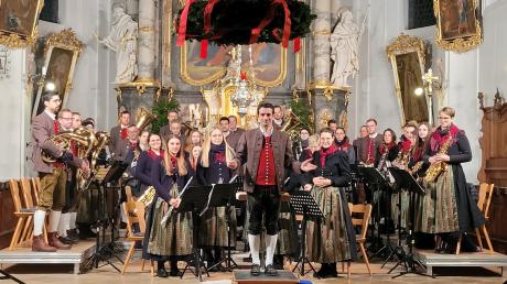 Mit ihrem Weihnachtskonzert begeisterten die Musikantinnen und Musikanten aus Tapfheim.
