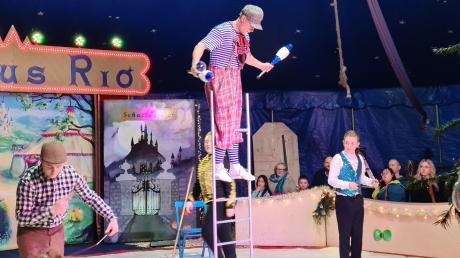 Weihnachtszirkus in Aichach: Der Clown Peppino macht sich auf die Suche nach den gestohlenen Seelen und muss
dabei einige Abenteuer überstehen.