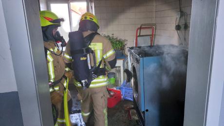 Dieser Wäschetrockner ist am Dienstagmorgen in Aindling in Brand geraten. Vier Feuerwehren rückten deshalb aus.