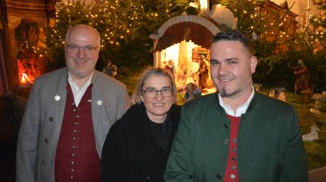 Gemeinsam an Weihnachten gesungen: (von links) Jürgen Maier (Gesangvereine Aislingen und Eppisburg), Annerose Sturm (Cantare), Franz Schipf (Musikverein Markt Aislingen). Die Gruppierungen haben den zweiten Weihnachtsfeiertag in Aislingen musikalisch gestaltet. 
 
