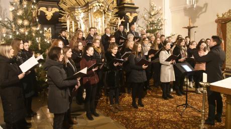Mit "Puer Natus" aus dem Jahr 1597 und der Klosterzeit eröffneten alle drei Chöre gemeinsam das diesjährige Weihnachtskonzert des Gesangvereins Harmonie Thierhaupten. Rechts im Bild: Dirigent Martin M. Fendt.