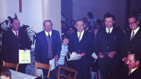 Bei der feierlichen Vertragsunterzeichnung im Gasthaus Drexel folgte eine Ehrung der noch lebenden Altbürgermeister von Edenhausen. Von links: Andreas Thoma (1956 bis 1966), Otto Merkle (1945 bis 1956), Ludwig Kober (1966 bis 1972) und Karl Kober (ab 1. Juli 1972) durch Krumbachs Bürgermeister Georg Winkler (rechts).