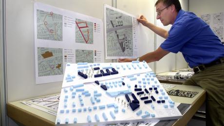 Ein Bild aus dem Jahr 2004: 
11 Modelle für eine mögliche Umgestaltung der Stadtmitte Neusäß stellte Stadtbaumeister Dietmar Krenz im Bauamt vor.