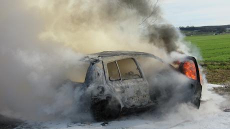 Lichterloh ging ein Auto auf einem Parkplatz bei Burgau in Flammen auf und brannte vollständig aus.