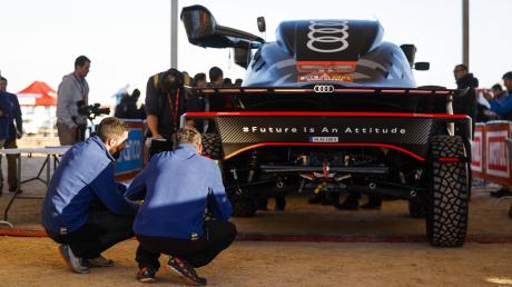 Bei der technischen Abnahme wird der Audi von Stéphane Peterhansel genau inspiziert.