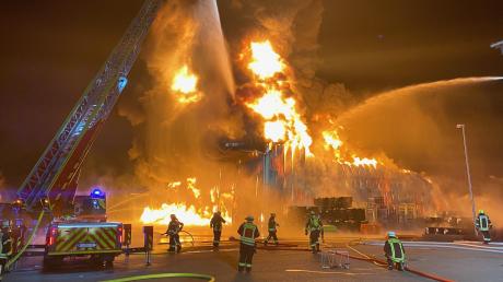 Kaum jemand hat die Bilder dieses Feuers nicht gesehen: 2020 brennt in der Neujahrsnacht eine Lagerhalle in Lauingen ab. Es ist wohl der spektakulärste Einsatz der vergangenen Jahre. 