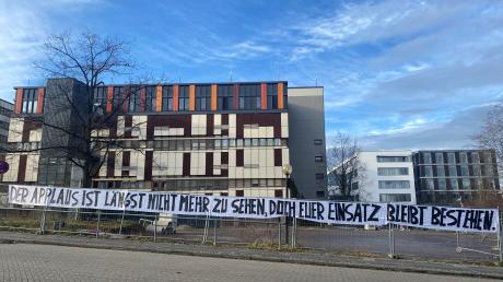 Am Klinikum in Ingolstadt hängt ein Banner.
