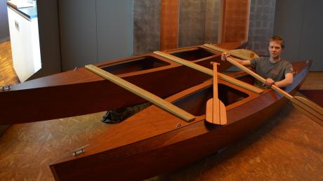 Gemeinsam mit elf weiteren Schreiner-Azubis an der Berufsschule Neu-Ulm hat Moritz Wagner den derzeit in der Schreinerei Alt ausgestellten Katamaran gebaut, beim Wettbewerb "Solarboot erleben" gesiegt und bei der Regatta gewonnen.