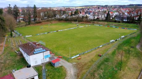 Hier wird auf absehbare Zeit nicht mehr Fußball gespielt: Der Hindenburgpark (unten der Hauptplatz, hier eine Aufnahme von April 2022) war die Spielstätte des SC Ichenhausen. 