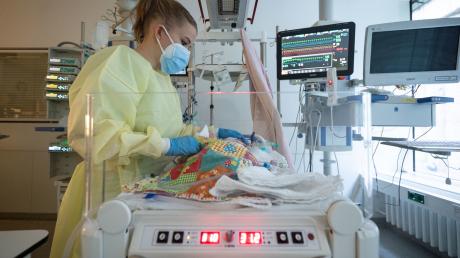 Nach wie vor werden viele Kinder wegen Atemwegsinfektionen in Augsburger Kinderkliniken behandelt. Die Zahl hat zuletzt aber abgenommen.