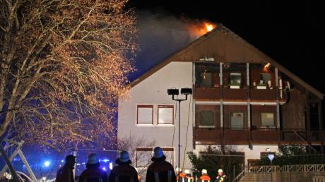 Gleich mehrmals mussten die Feuerwehren in der Region in der Silvesternacht ausrücken. In Mönchsdeggingen brannte ein Mehrfamilienhaus.