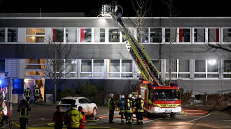 Einsatz in der Reuttier Straße in Neu-Ulm: Auf dem Flachddach einer Fabrik haben Feuerwerkskörper einen Brand verursacht.