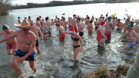 Warme Außentemperaturen, kaltes Wasser: Das waren die Rahmenbedingungen für das Silvesterschwimmen im Oberrieder Weiher.
