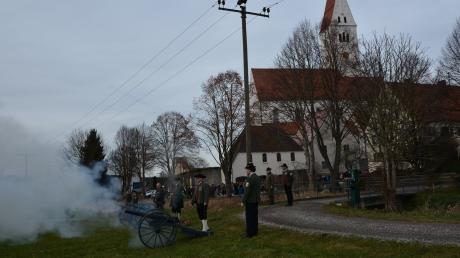 Mit Salutschüssen und Reihenfeuer ist in Kirchhaslach das Jahr 2022 verabschiedet worden. Zur Begrüßung von 2023 kam unter anderem diese historische Kanone zum Einsatz.