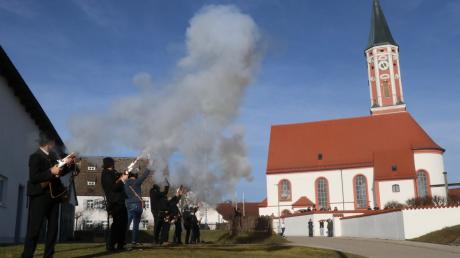 In Weil wurde das neue Jahr von der Böllergruppe des Oldtimer- und Traditionsvereins mit einem Salut begrüßt.