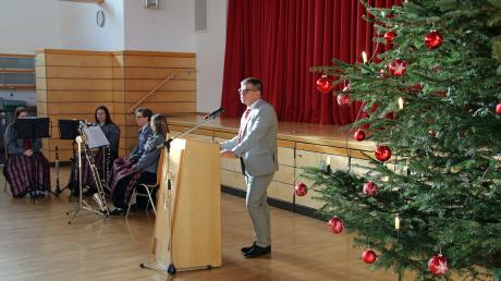 Erstmals hielt Bürgermeister Christopher Eh seine Rede beim Neujahrsempfang in der Dietenheimer Stadthalle. Im Hintergrund ist das Klarinettenquartett der Stadtkapelle zu sehen.